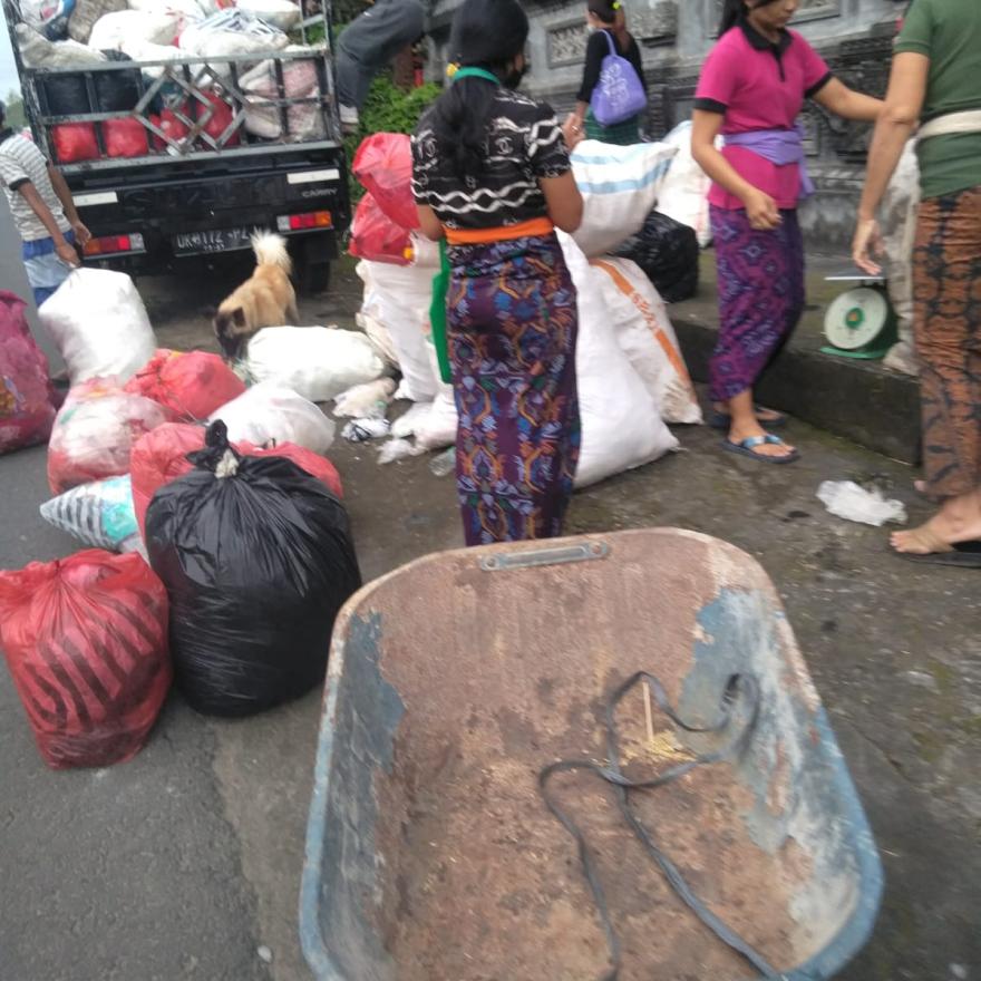 Kegiatan Penimbangan Sampah dari  Dywik Bank Sampah di Br. Dinas Tambahan Tengah